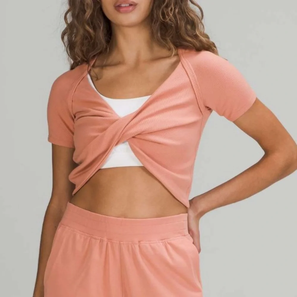 Lululemon size 2 LA Twist Front Crop Top - Picture 1 of 6